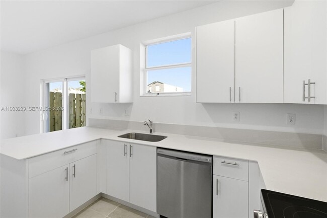 Building Photo - 2705 SE 25th Ave