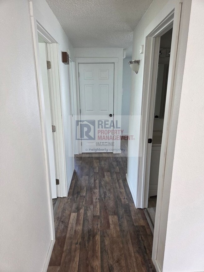 Building Photo - Updated 5 Bedroom Home!