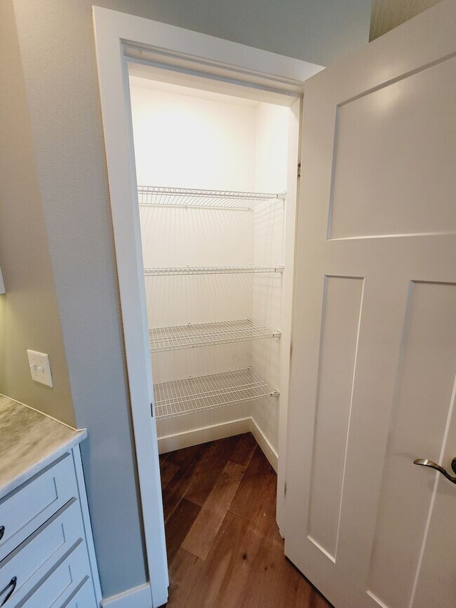 Building Photo - Luxuary in River Pointe Subdivision - Ozark!