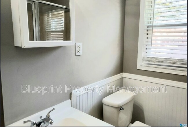 Building Photo - 513 10th Ave S