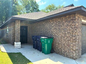 Building Photo - 7508 Redbud Villas Ct