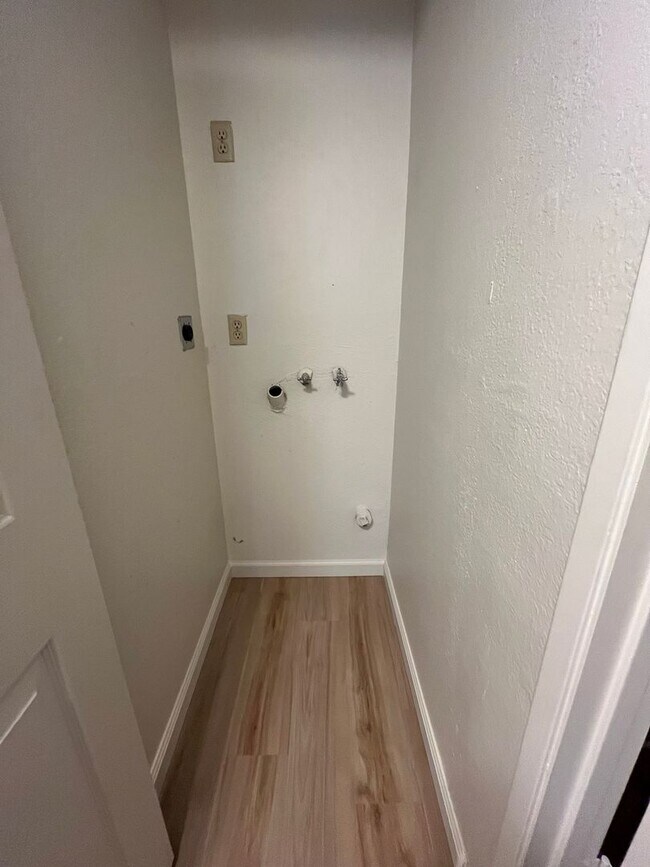 Building Photo - $500 MOVE IN BONUS - 2BR|2BA|994SF| - Grou...