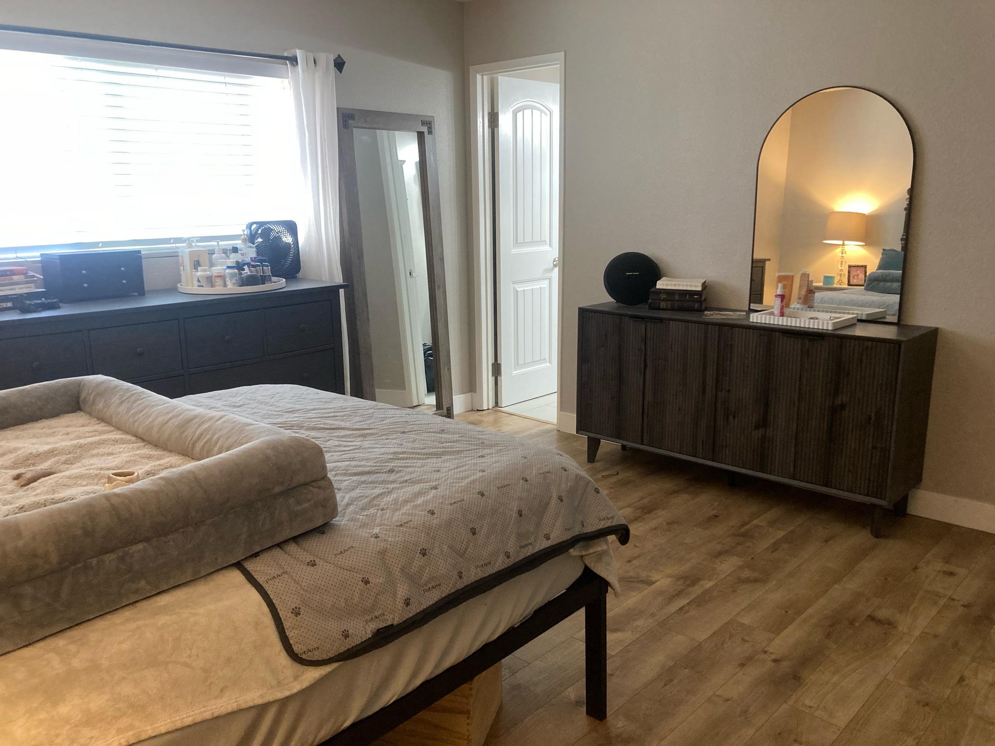 Master bedroom with ensuite bathroom - 3675 Cherokee Ave