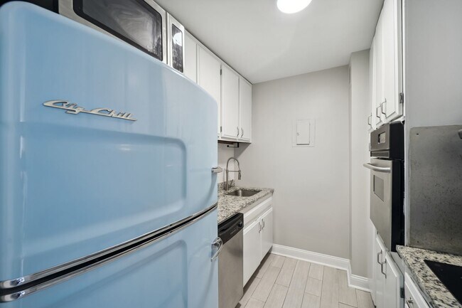 Building Photo - Stunning 1 BR/1 BA Condo in Southwest Wate...