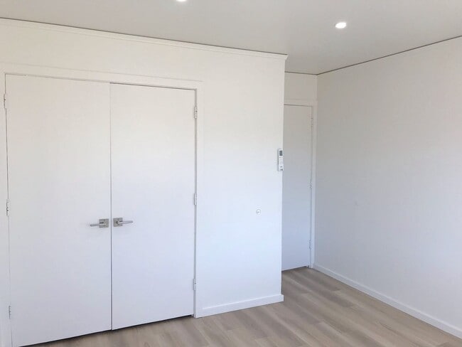 Building Photo - Gold Street Apartments 6