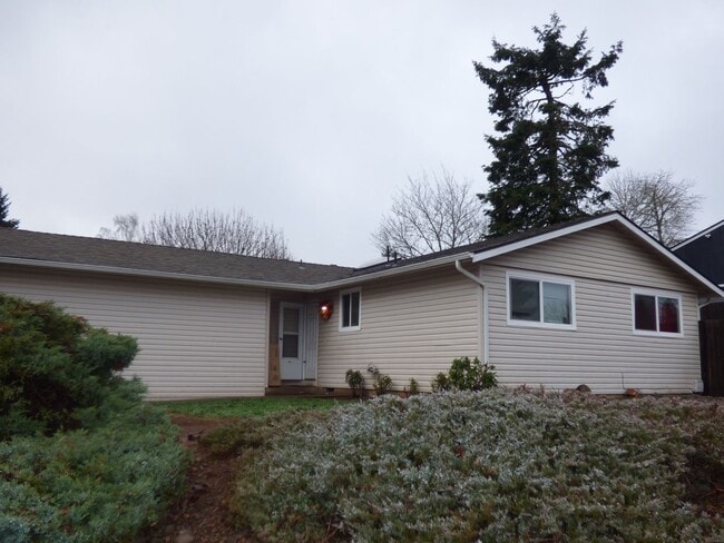 Building Photo - 2081 Elmwood Dr S