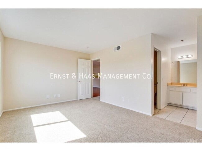 Building Photo - Beautiful Third Floor Condo with City Views!