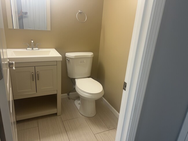 Building Photo - 646 White Ct