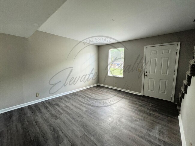Building Photo - Two-Bedroom Duplex for Rent Near Trinity Hills, Nashville with Washer and Dryer!