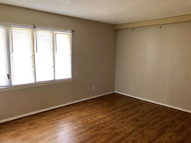 Building Photo - Spacious Townhouse close to TTU and medical.