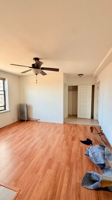 Building Photo - 3933 N Clarendon Ave