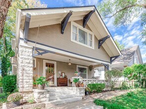 Building Photo - Fantastic West Plaza Bungalow