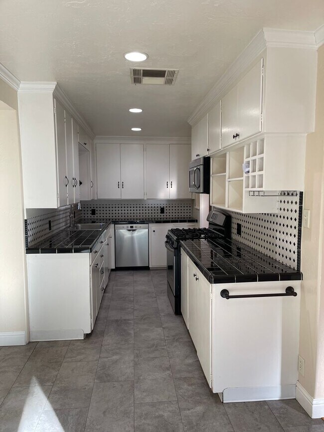 Building Photo - CHARMING 4 BED 2 BATH HOUSE NEAR DOWNTOWN