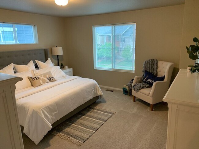 Building Photo - Spacious 3-Bedroom End-Unit Townhome for R...