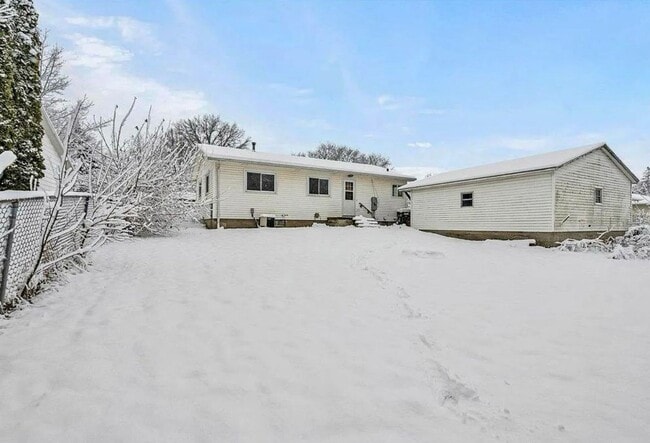 Building Photo - 1417 Starview Dr