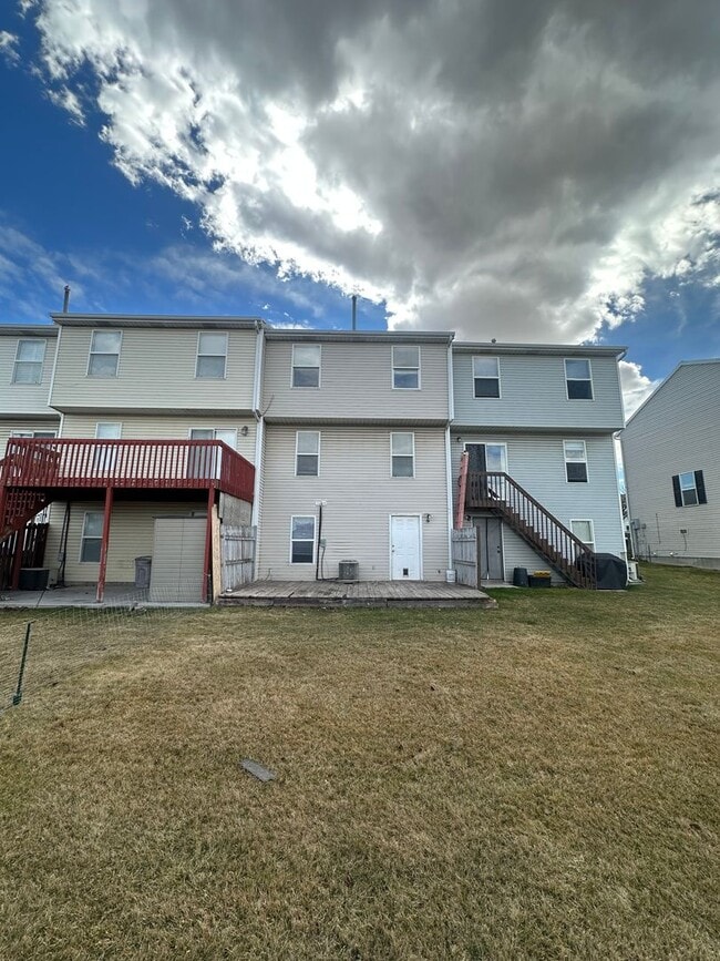 Building Photo - BEAUIFUL TOWNHOME!!!