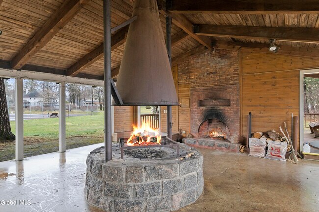 Building Photo - 19 Sarazen St