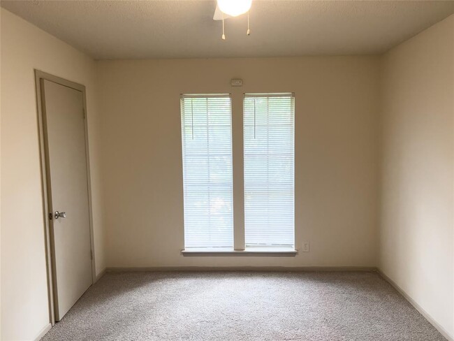 Building Photo - 7206 Creekside Dr
