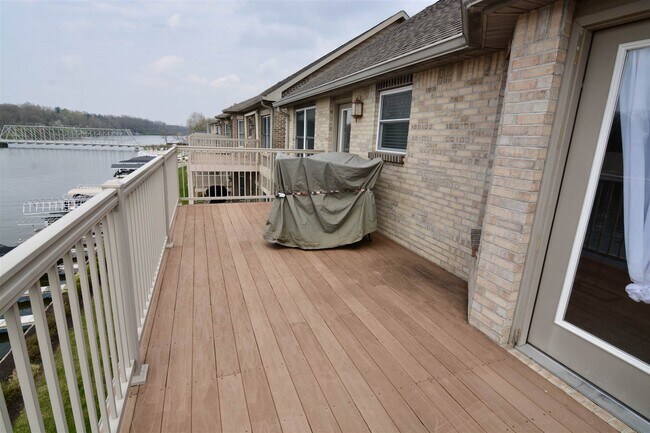 Building Photo - 12368 Bridgeview Dr N