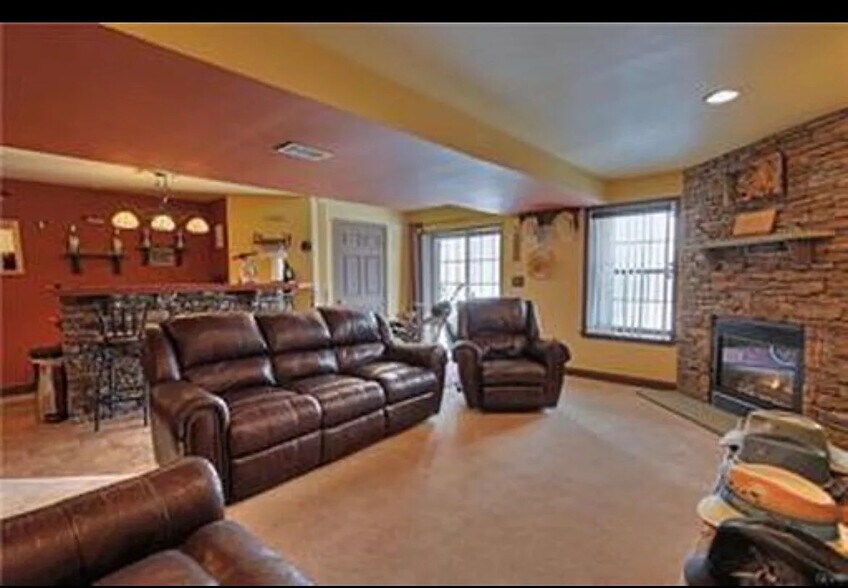Building Photo - 1020 Vanguard Dr