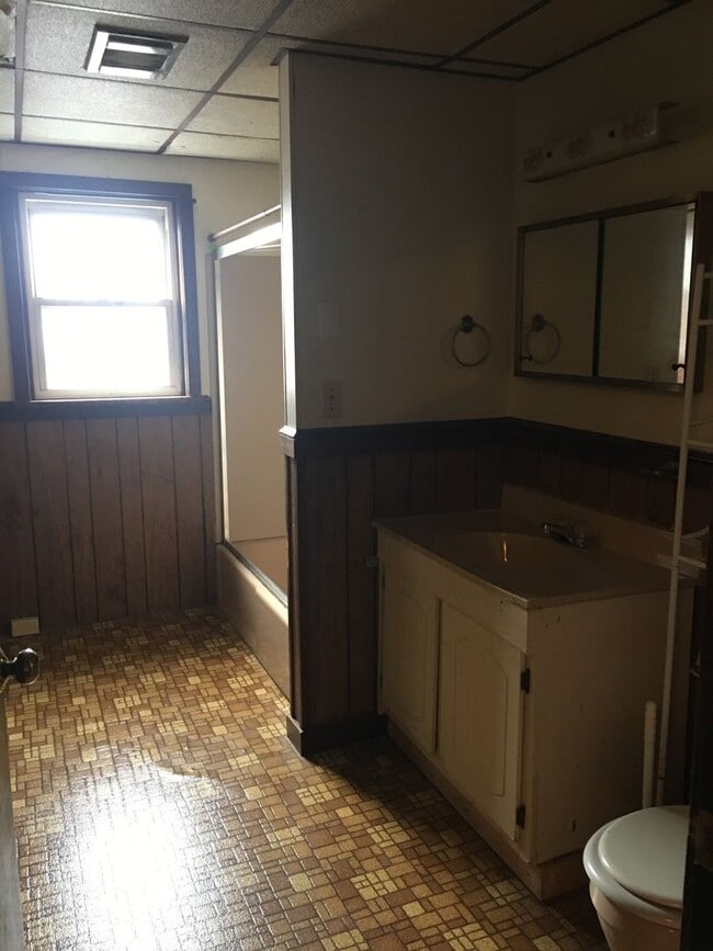 Building Photo - 2 Bdrm Row Home