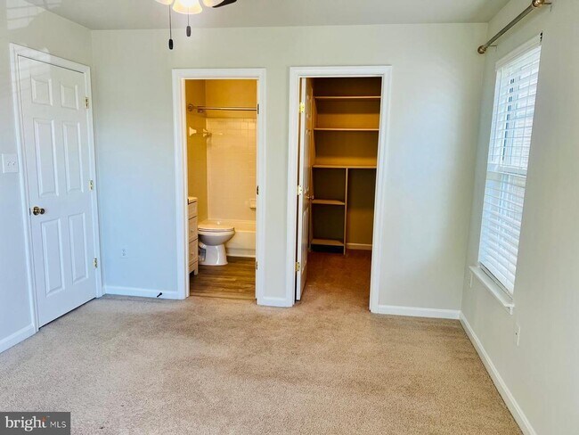 Building Photo - 1049 Gardenview Loop