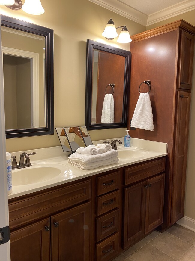 Master bathroom - 1924 Leighton Dr