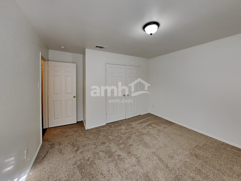 Building Photo - 202 Bob White Dr