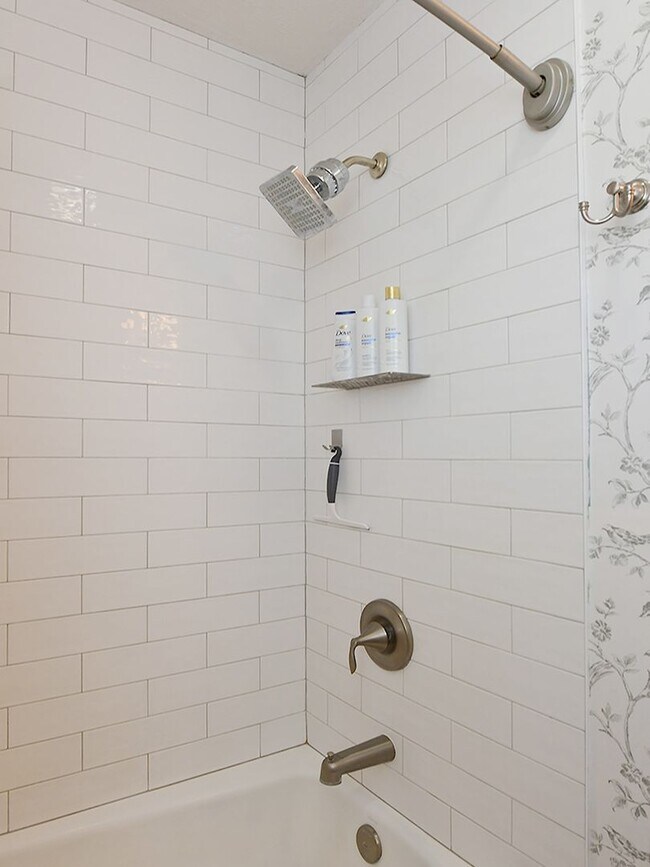Building Photo - 619 S 68th St