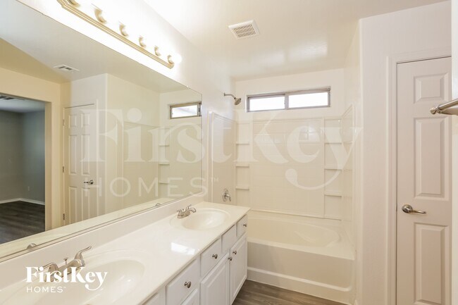 Building Photo - 1909 S Starling Dr