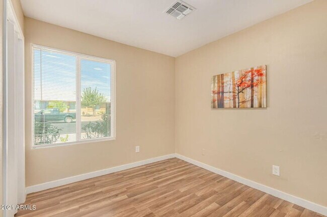 Building Photo - 7361 W Shangri La Rd