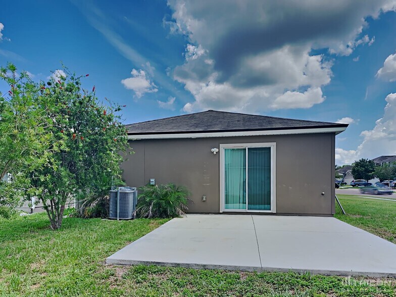 Building Photo - 8675 Julia Marie Cir