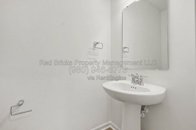 Building Photo - 826 Earhart St NW