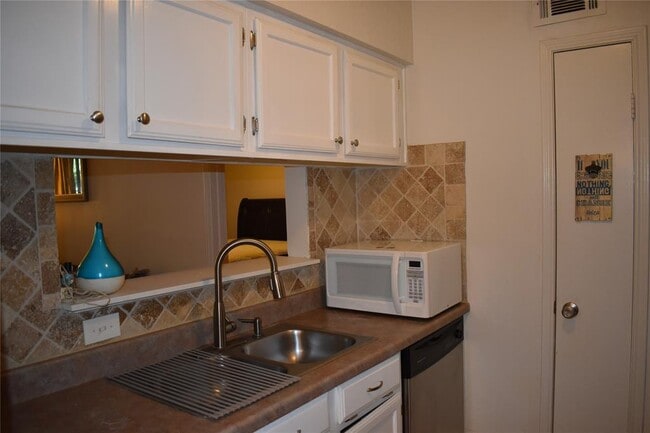 Building Photo - 3500 Tangle Brush Dr