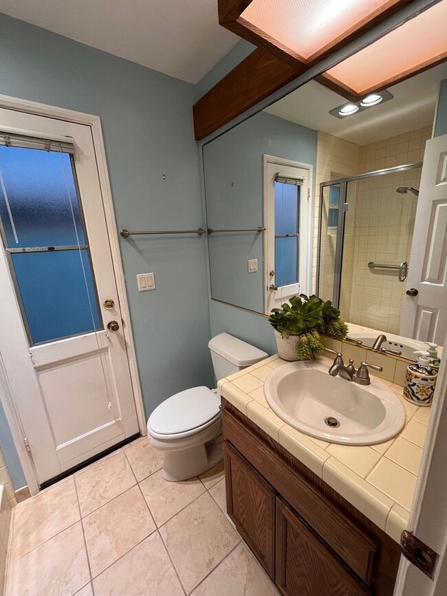 Building Photo - Mission Beach, 2 bedroom, 2 bathroom, with New Carpet, Parking, Laundry, Patio (807 Nantasket Ct....