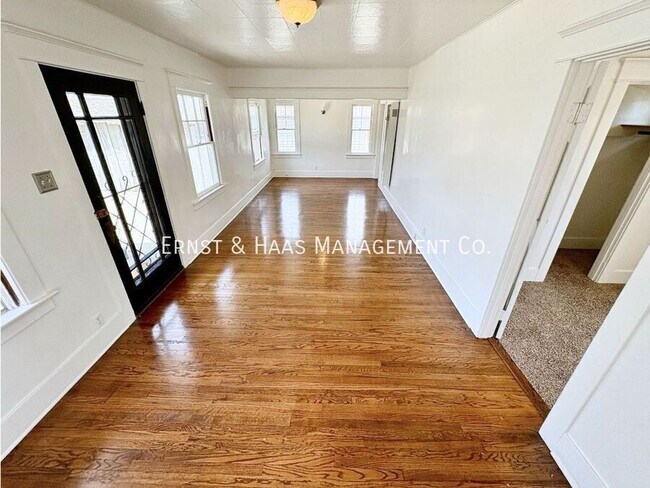 Building Photo - 926 Newport Ave