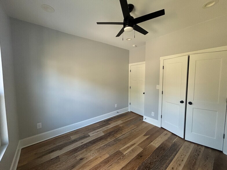 Building Photo - Room in House on Booker Ave