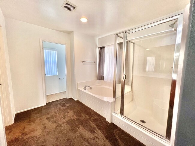 Building Photo - Spacious 4 Bed, 3 Bath Two-Story Home with...