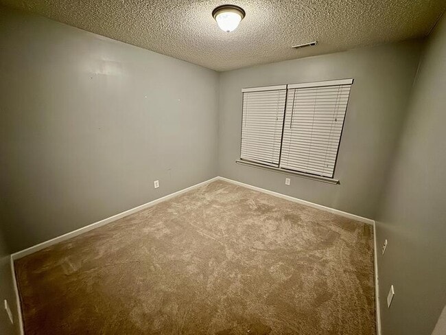 Building Photo - 322 Clover Brook Dr