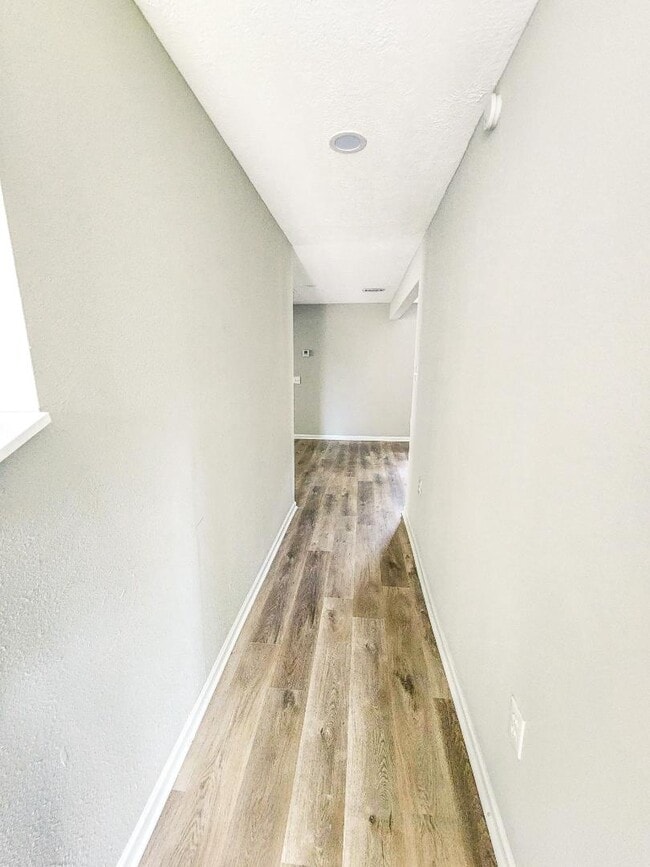 Building Photo - 305 Red Haven Dr