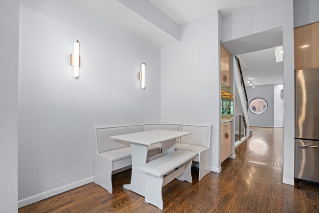 Building Photo - 171 W Goethe St