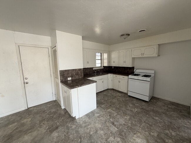 Building Photo - 734 E 30th St