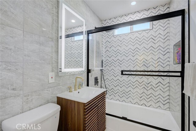 Building Photo - 8161 Encino Ave