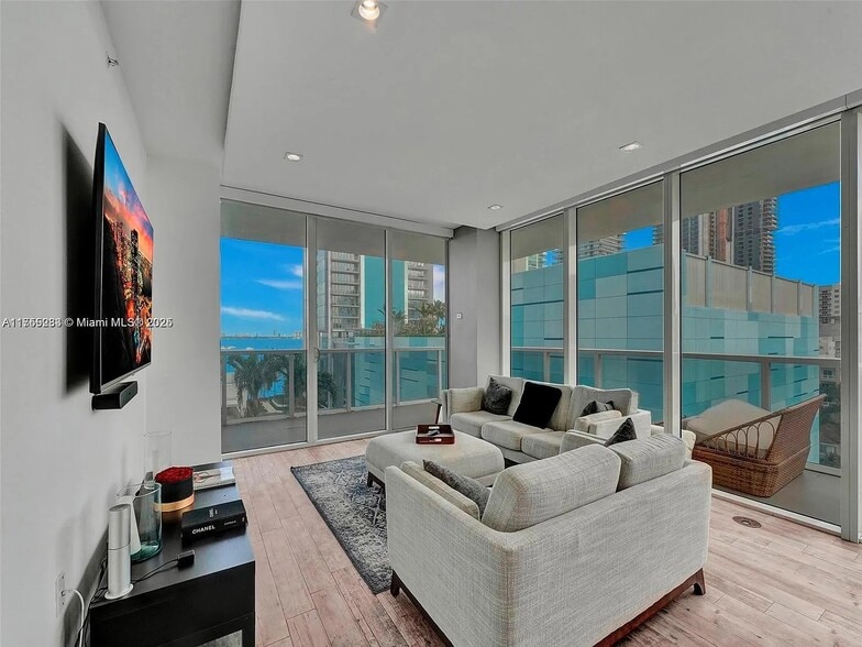 Building Photo - 600 NE 27th St