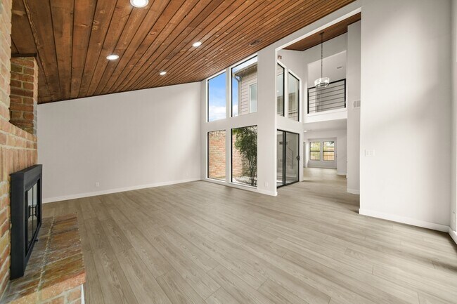 Building Photo - 3010 Manila Ln