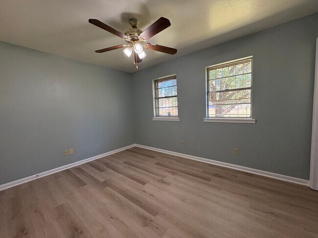 Building Photo - Gorgeous 4 bedroom/1.5 bath house with Cen...