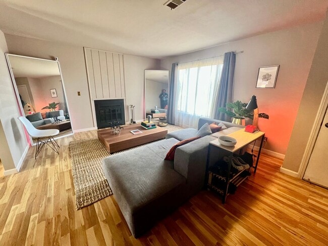 Building Photo - 3-bedroom 2 bath Home with Central AC - Fully Furnished