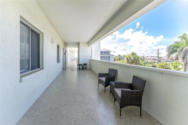 Building Photo - 1500 Park Beach Cir