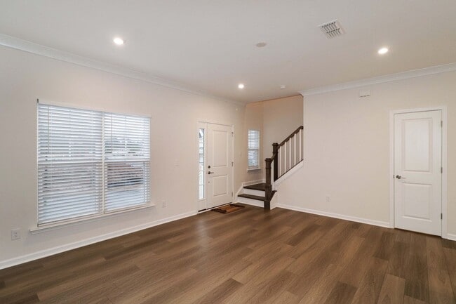 Building Photo - 2 Bedroom / 2.5 Bathroom Townhouse in Concord