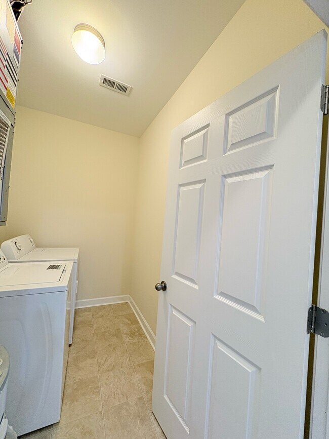 Building Photo - 62 Windgate Cir